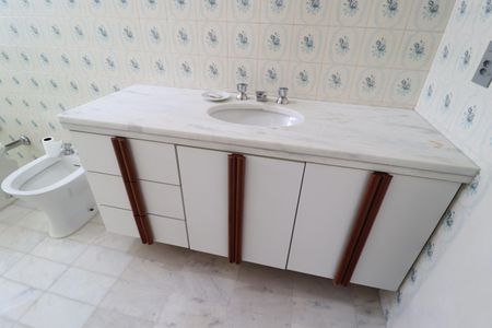 Casa para alugar com 340m², 5 quartos e 4 vagasBanheiro da Suíte