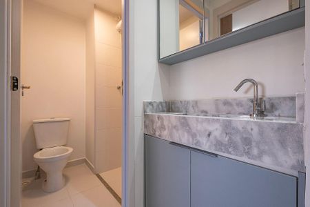 Banheiro de apartamento para alugar com 1 quarto, 28m² em Pinheiros, São Paulo