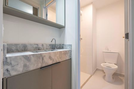 Banheiro de apartamento para alugar com 1 quarto, 27m² em Pinheiros, São Paulo