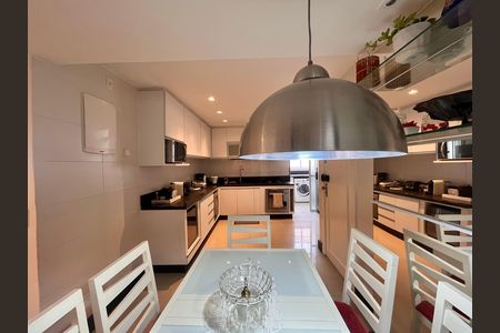 Apartamento à venda com 130m², 3 quartos e 1 vaga Apartamento à venda com 130m², 3 quartos e 1 vagaCozinha