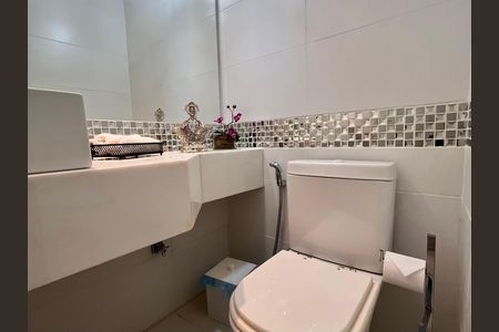 Apartamento à venda com 130m², 3 quartos e 1 vaga Apartamento à venda com 130m², 3 quartos e 1 vagaLavabo