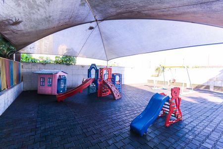 Apartamento à venda com 65m², 2 quartos e 1 vaga Apartamento à venda com 65m², 2 quartos e 1 vagaÁrea comum - Playground