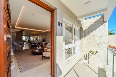 Sacada de casa à venda com 3 quartos, 281m² em Chácara das Pedras, Porto Alegre