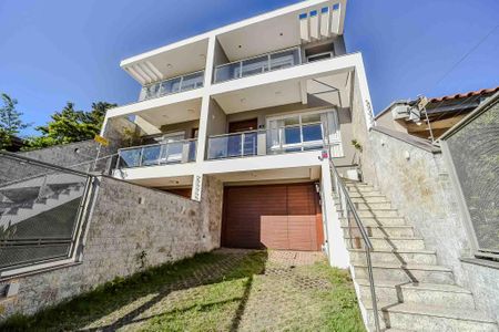 Fachada de casa à venda com 3 quartos, 281m² em Chácara das Pedras, Porto Alegre