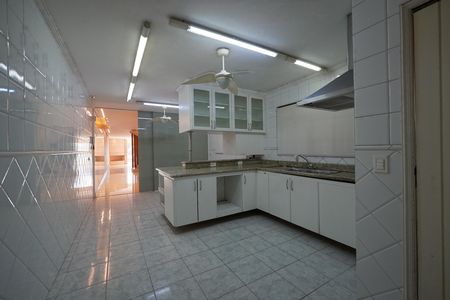 Casa para alugar com 400m², 5 quartos e 8 vagasCozinha