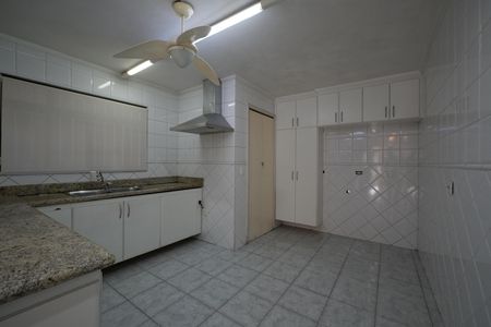 Casa para alugar com 400m², 5 quartos e 8 vagasCozinha