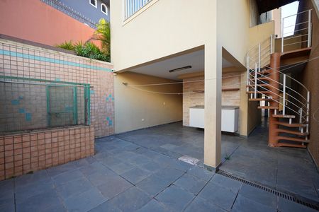 Casa para alugar com 400m², 5 quartos e 8 vagasQuintal