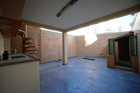 Casa para alugar com 400m², 5 quartos e 8 vagasQuintal