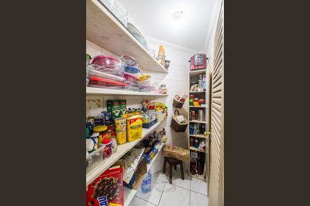 Casa de condomínio à venda com 382m², 4 quartos e 4 vagasDespensa