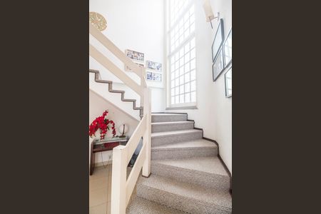 Casa de condomínio à venda com 382m², 4 quartos e 4 vagasEscada