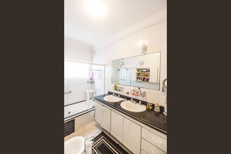 Casa de condomínio à venda com 382m², 4 quartos e 4 vagasBanheiro da Suíte