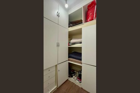 Apartamento à venda com 168m², 2 quartos e 1 vaga Apartamento à venda com 168m², 2 quartos e 1 vagaCloset da suíte