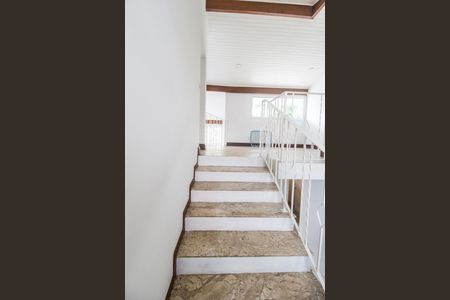 Casa de condomínio à venda com 385m², 2 quartos e 5 vagas Casa de condomínio à venda com 385m², 2 quartos e 5 vagasEscada