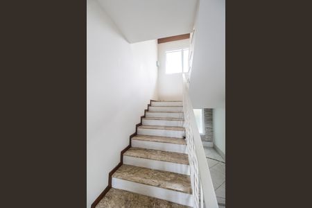 Casa de condomínio à venda com 385m², 2 quartos e 5 vagas Casa de condomínio à venda com 385m², 2 quartos e 5 vagasEscada