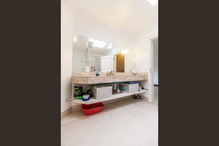 Casa de condomínio à venda com 385m², 2 quartos e 5 vagas Casa de condomínio à venda com 385m², 2 quartos e 5 vagasBanheiro da Suíte