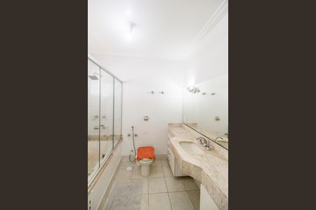 Casa de condomínio à venda com 385m², 2 quartos e 5 vagas Casa de condomínio à venda com 385m², 2 quartos e 5 vagasBanheiro da Suíte