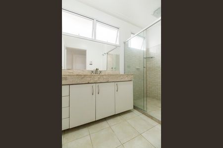 Casa de condomínio à venda com 385m², 2 quartos e 5 vagas Casa de condomínio à venda com 385m², 2 quartos e 5 vagasBanheiro da Suíte