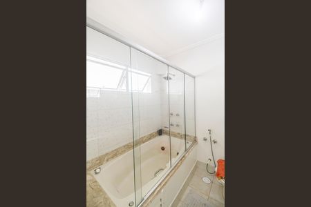 Casa de condomínio à venda com 385m², 2 quartos e 5 vagas Casa de condomínio à venda com 385m², 2 quartos e 5 vagasBanheiro da Suíte