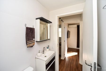 Banheiro de apartamento à venda com 2 quartos, 41m² em Sarandi, Porto Alegre