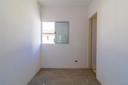 Parede branca com janela e porta, vista para a rua. de casa à venda com 3 quartos, 97m² em Vila Sao Paulo, São Paulo