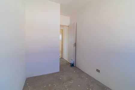 Parede branca e chão de concreto, com porta de madeira e vidro, e um recipiente de limpeza no chão. de casa à venda com 3 quartos, 97m² em Vila Sao Paulo, São Paulo