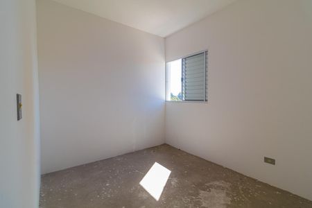 Casa à venda com 97m², 3 quartos e 2 vagasSala de estar com janelas pequenas e iluminação natural, com piso de concreto e parede branca, sem móveis ou decoração.