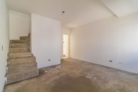 Escada de concreto com paredes brancas e piso sujo. de casa à venda com 3 quartos, 97m² em Vila Sao Paulo, São Paulo