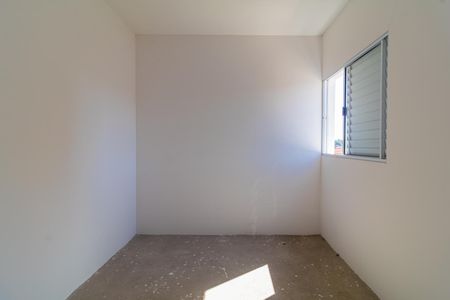 Um quarto pequeno com paredes brancas e um chão de concreto. de casa à venda com 3 quartos, 97m² em Vila Sao Paulo, São Paulo