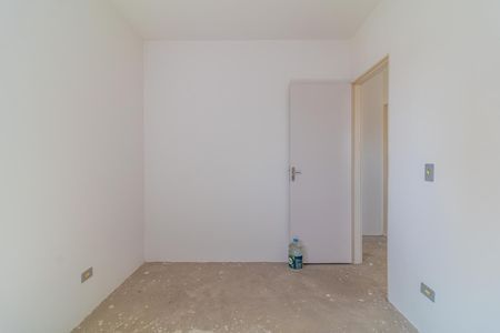 Casa à venda com 97m², 3 quartos e 2 vagasCuarto com paredes brancas e piso de concreto, sem mobiliário ou decoração.