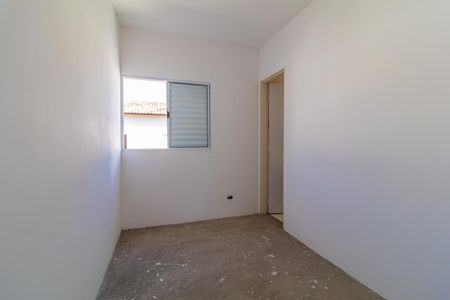 Casa à venda com 97m², 3 quartos e 2 vagasParede branca com janela e porta, chão de concreto, telhado de telha vermelha.