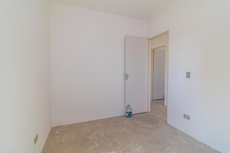 Casa à venda com 97m², 3 quartos e 2 vagasQuarto com porta fechada e piso de concreto, sem móveis ou decoração.