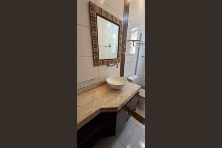 Casa de condomínio para alugar com 180m², 3 quartos e 2 vagas Casa de condomínio para alugar com 180m², 3 quartos e 2 vagasBanheiro da Suíte 1
