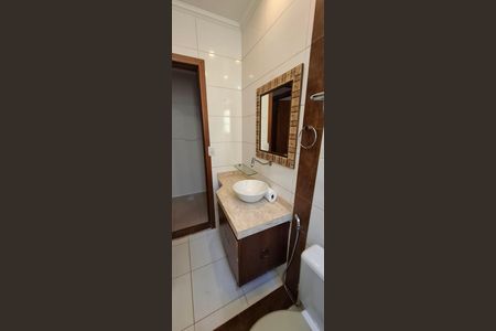 Casa de condomínio para alugar com 180m², 3 quartos e 2 vagas Casa de condomínio para alugar com 180m², 3 quartos e 2 vagasBanheiro da Suíte 1