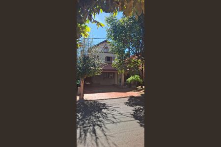 Casa de condomínio para alugar com 180m², 3 quartos e 2 vagas Casa de condomínio para alugar com 180m², 3 quartos e 2 vagasFachada