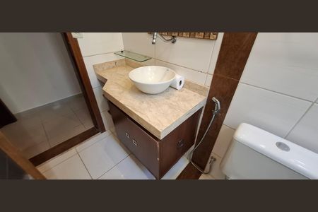 Casa de condomínio para alugar com 180m², 3 quartos e 2 vagas Casa de condomínio para alugar com 180m², 3 quartos e 2 vagasBanheiro da Suíte 1