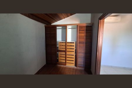Casa de condomínio para alugar com 180m², 3 quartos e 2 vagas Casa de condomínio para alugar com 180m², 3 quartos e 2 vagasCloset da suíte 3