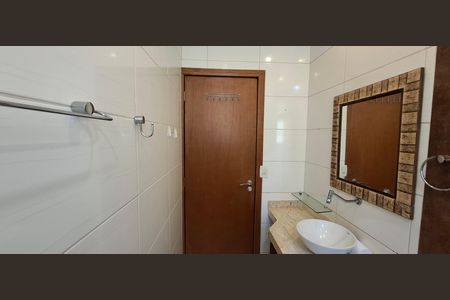 Casa de condomínio para alugar com 180m², 3 quartos e 2 vagas Casa de condomínio para alugar com 180m², 3 quartos e 2 vagasBanheiro da Suíte 1