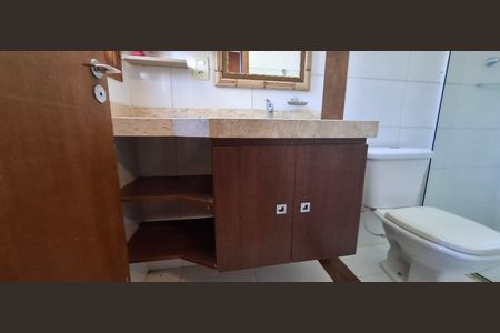 Casa de condomínio para alugar com 180m², 3 quartos e 2 vagas Casa de condomínio para alugar com 180m², 3 quartos e 2 vagasBanheiro da Suíte 2