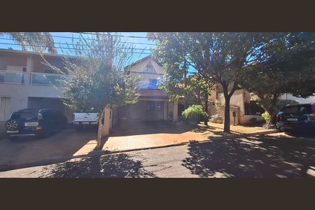 Casa de condomínio para alugar com 180m², 3 quartos e 2 vagas Casa de condomínio para alugar com 180m², 3 quartos e 2 vagasFachada