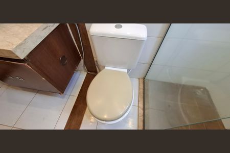 Casa de condomínio para alugar com 180m², 3 quartos e 2 vagas Casa de condomínio para alugar com 180m², 3 quartos e 2 vagasBanheiro da Suíte 1