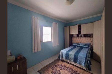 Casa à venda com 180m², 3 quartos e 2 vagas Casa à venda com 180m², 3 quartos e 2 vagasQuarto