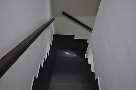 Casa para alugar com 80m², 2 quartos e 2 vagasEscada