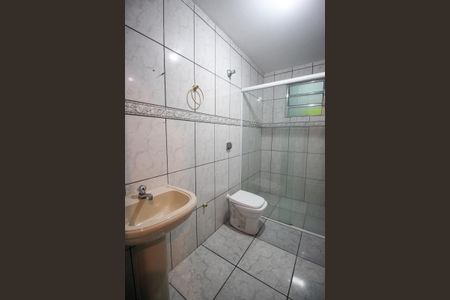 Banheiro de casa para alugar com 2 quartos, 70m² em Jardim Três Marias, Taboão da Serra