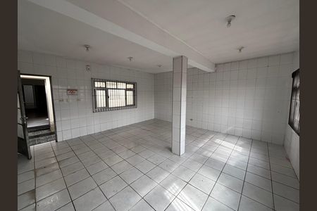 Casa para alugar com 180m², 4 quartos e 5 vagas Casa para alugar com 180m², 4 quartos e 5 vagasSala