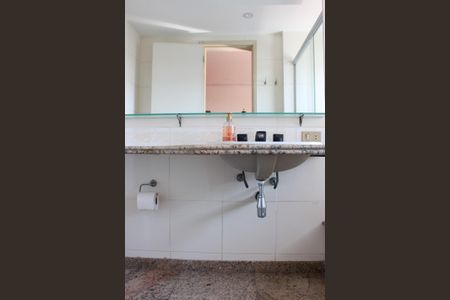 Apartamento à venda com 160m², 4 quartos e 3 vagasBanheiro da Suíte 1