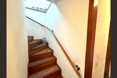 Casa para alugar com 200m², 3 quartos e 4 vagas Casa para alugar com 200m², 3 quartos e 4 vagasEscada