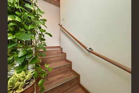 Casa para alugar com 200m², 3 quartos e 4 vagas Casa para alugar com 200m², 3 quartos e 4 vagasEscada
