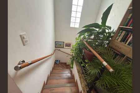 Casa para alugar com 200m², 3 quartos e 4 vagas Casa para alugar com 200m², 3 quartos e 4 vagasEscada