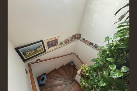 Casa para alugar com 200m², 3 quartos e 4 vagas Casa para alugar com 200m², 3 quartos e 4 vagasEscada