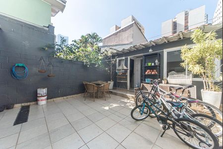 Casa à venda com 285m², 3 quartos e 2 vagas Casa à venda com 285m², 3 quartos e 2 vagasQuintal - Churrasqueira